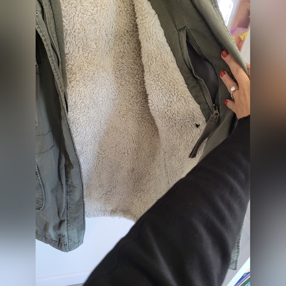 BENCH WINTER COAT MILITARY STYLE WITH FAUX FUR LINED SIZE LARGE - Picture 4 of 9